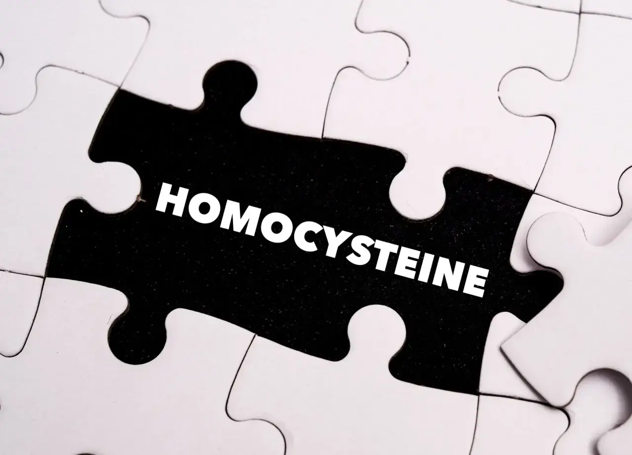 Białe puzzle z brakującym elementem, odsłaniającym czarne tło z napisem "HOMOCYSTEINE". Co to jest homocysteina?