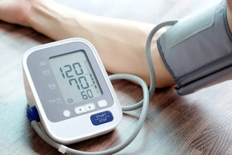 Ciśnieniomierz pokazuje 120/70 mmHg i puls 60. Co oznacza puls 90? To wynik pomiaru, który warto skonsultować z lekarzem.